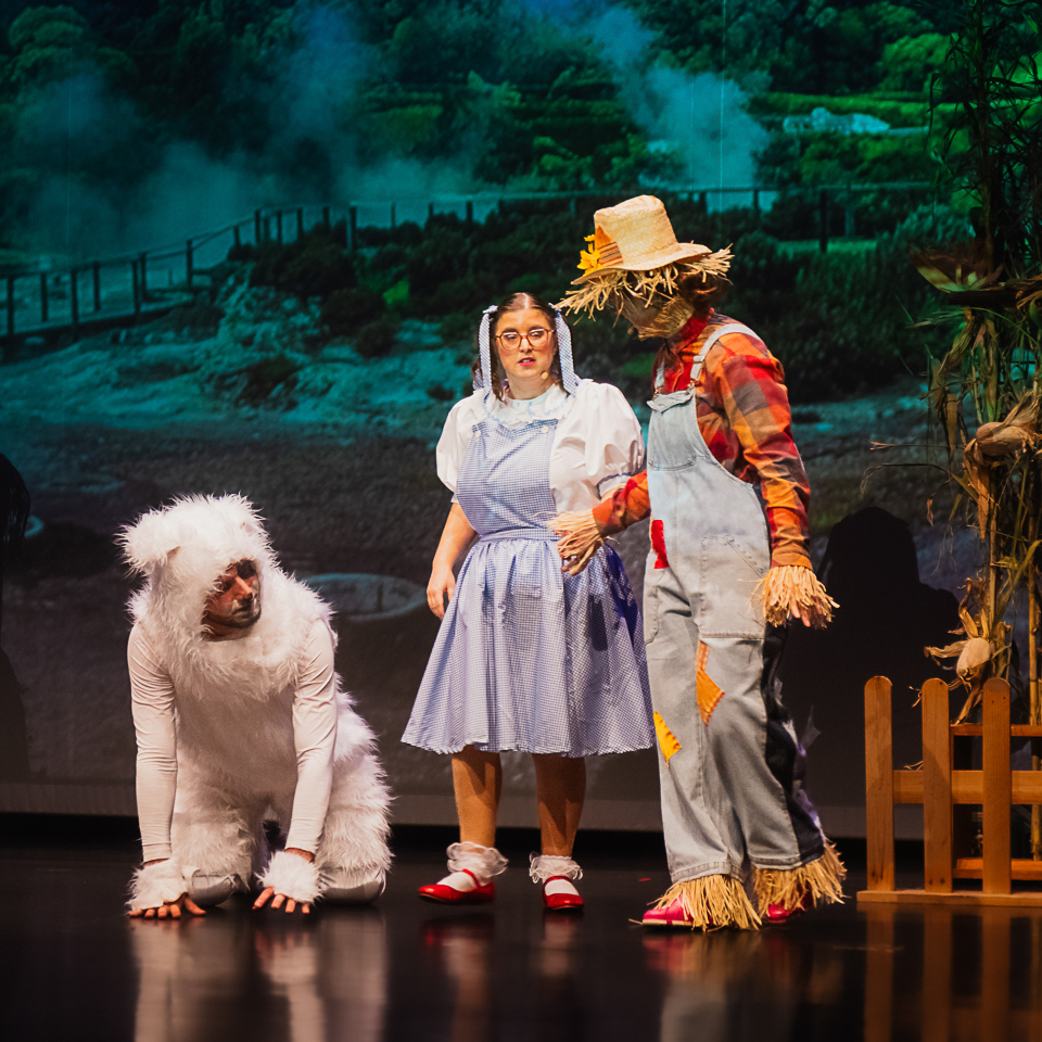 “MAGIA SEM LIMITES: O ENCANTO DO FEITICEIRO DE OZ NO TEATRO RIBEIRAGRANDENSE”